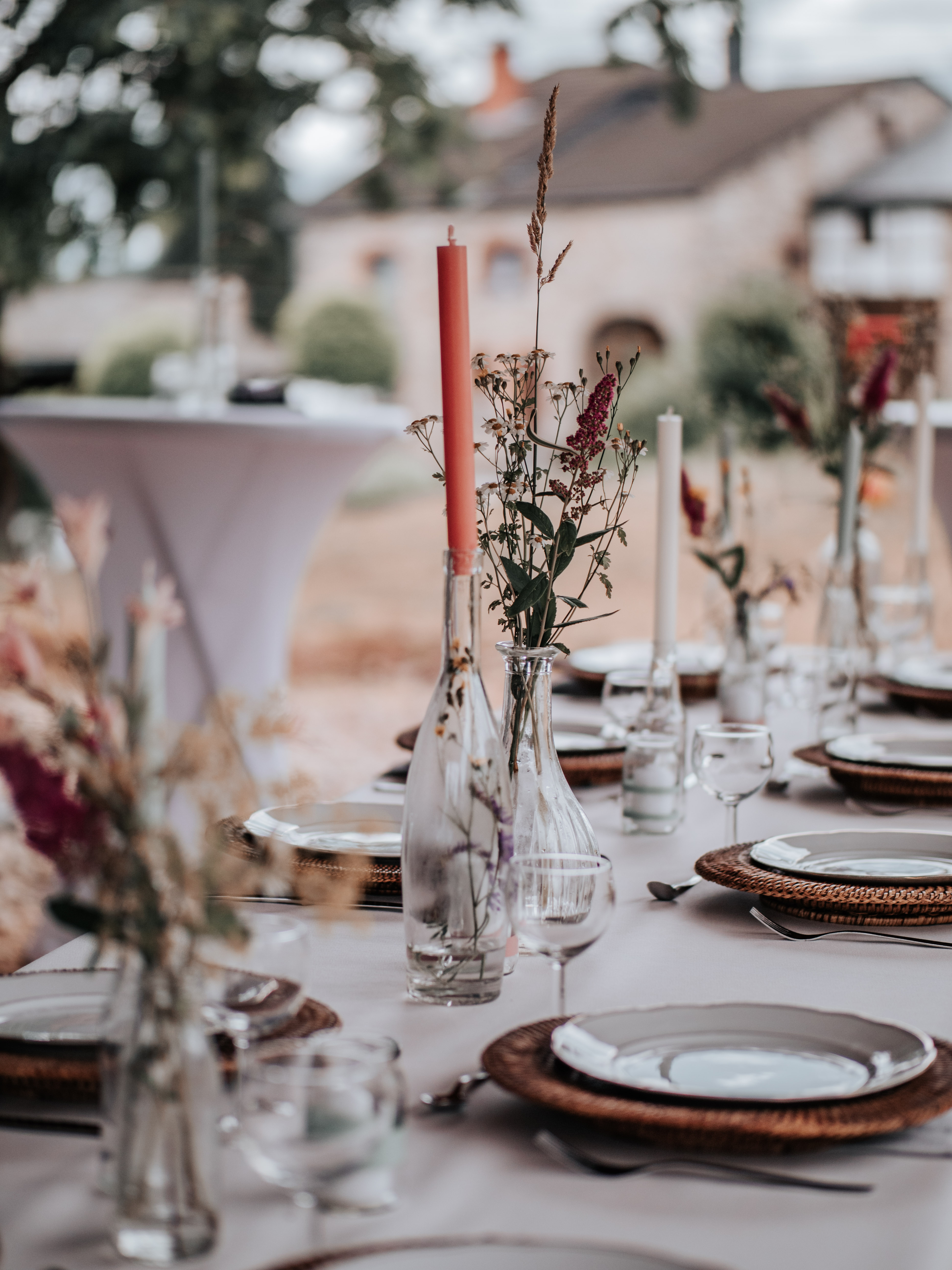 Table décorée de fleurs et de verres de vin