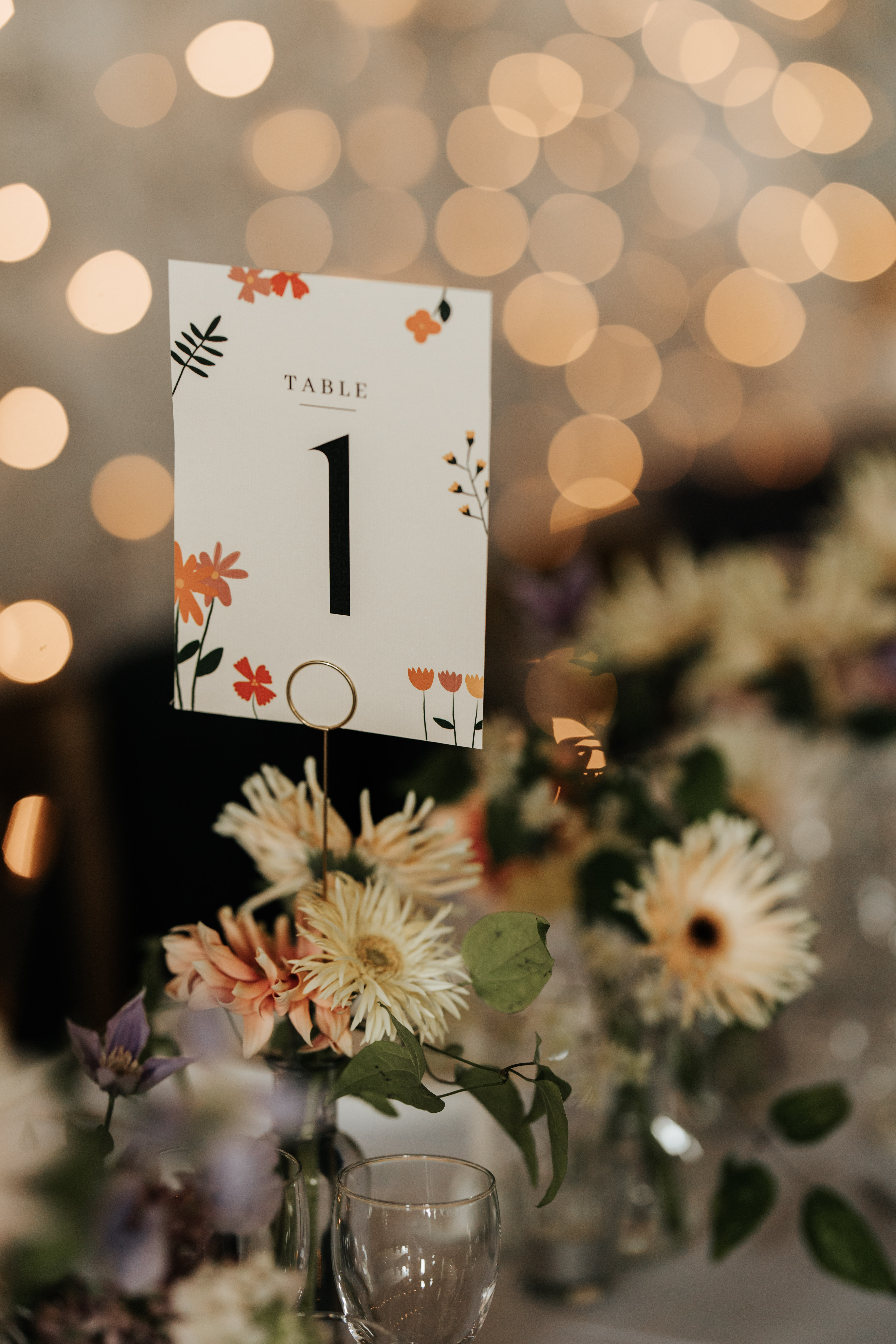 Le numéro de table planté dans un bouquet de fleurs