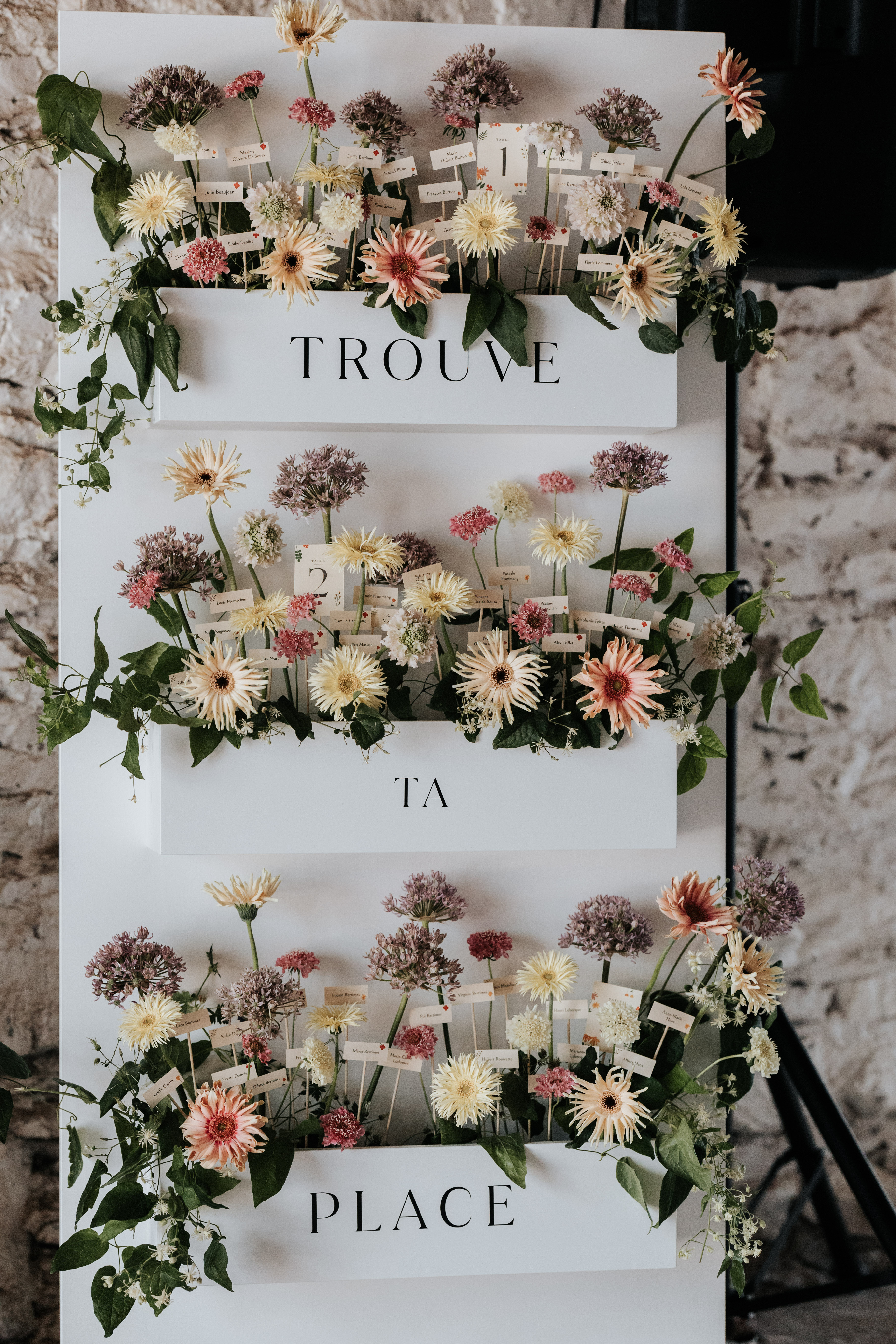 Table décorée avec de magnifiques fleurs