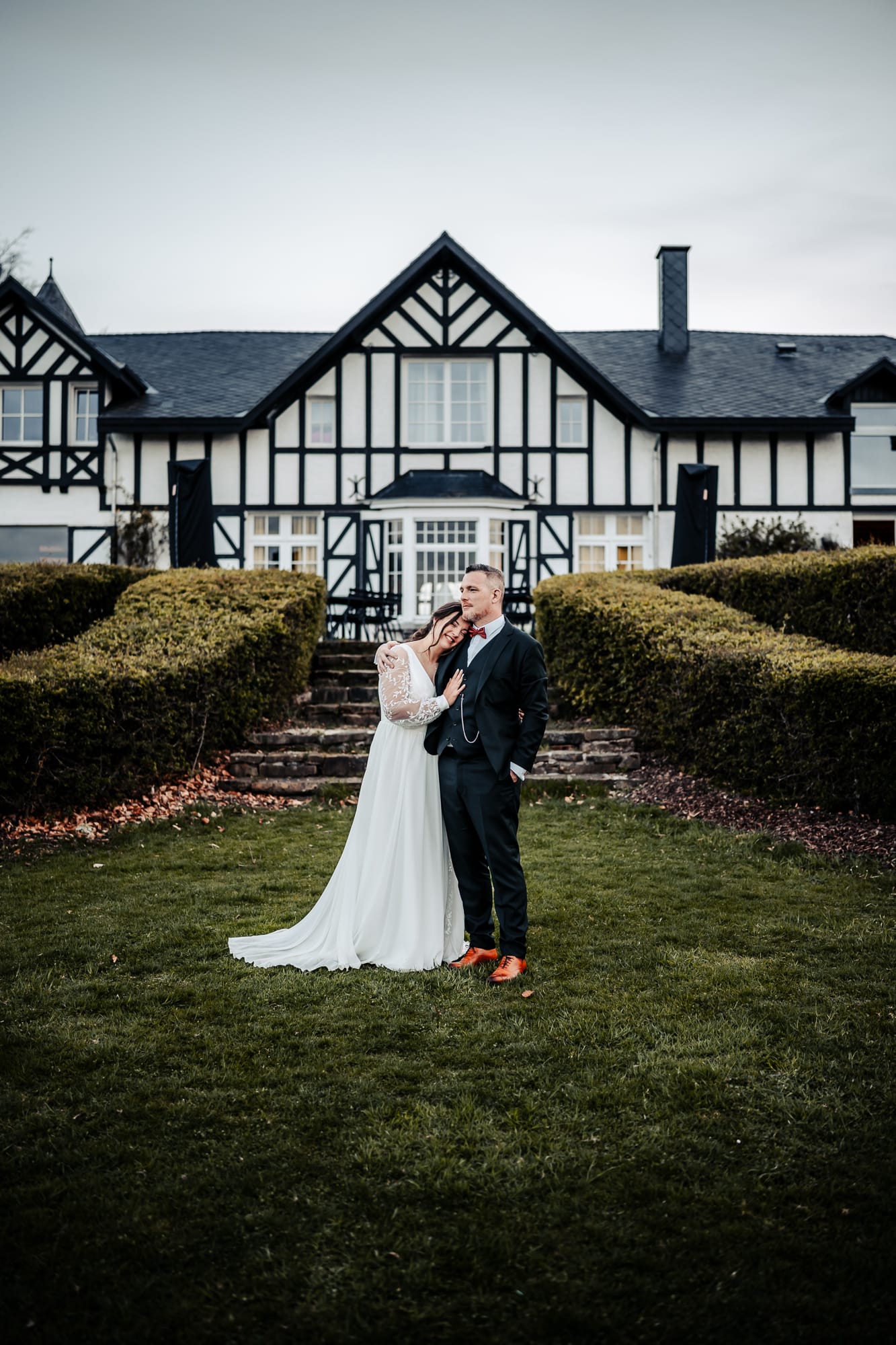 Couple de mariés qui s'enlace